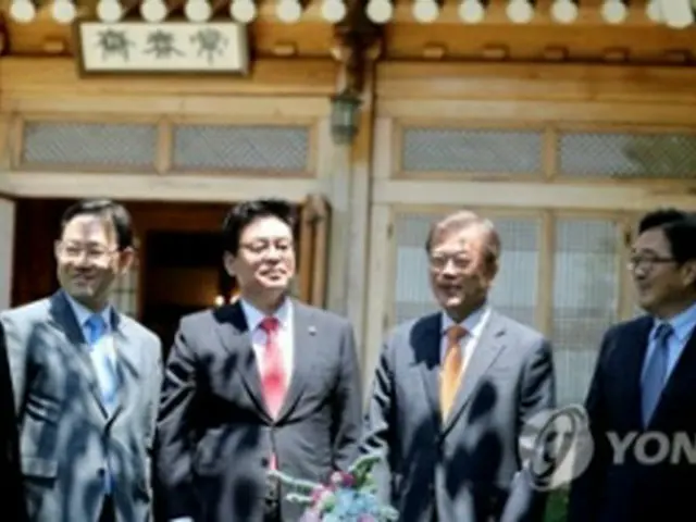 青瓦台で会合を開いた文大統領（左から５人目）と各党の院内代表ら＝１９日、ソウル（聯合ニュース）