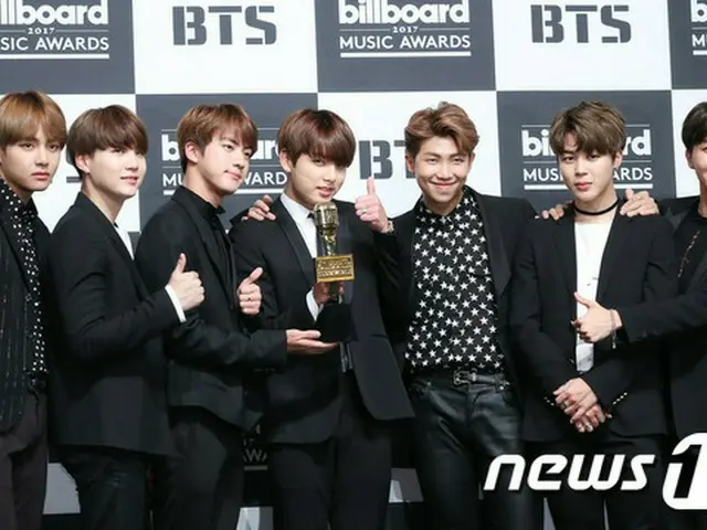 「2017 Billboard Music Awards」でK-POPグループ初の「Top Social Artist」賞を受賞した「防弾少年団」の関係者が「ビルボード側が防弾少年団の影響力をビートルズと比べていた」と明かした。