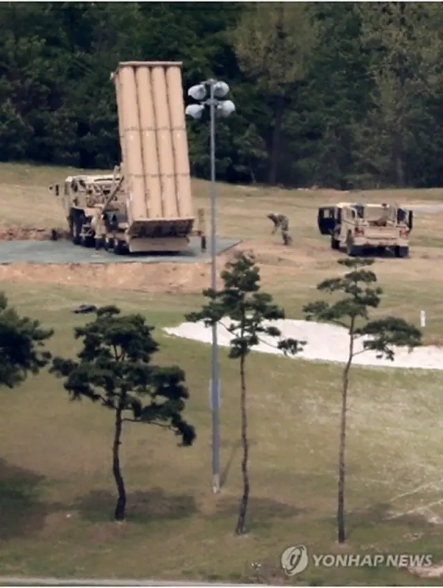 韓国南部の慶尚北道・星州のゴルフ場に配備された米国の最新鋭地上配備型迎撃システム「高高度防衛ミサイル（ＴＨＡＡＤ、サード）」の発射台。国防部は２日、ＴＨＡＡＤについて「初期運用能力を発揮できる状態」だと伝えた＝２日、星州（聯合ニュース）(E