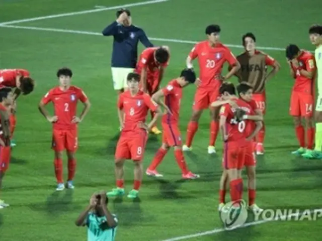 試合後、肩を落とす韓国代表＝３０日、天安（聯合ニュース）