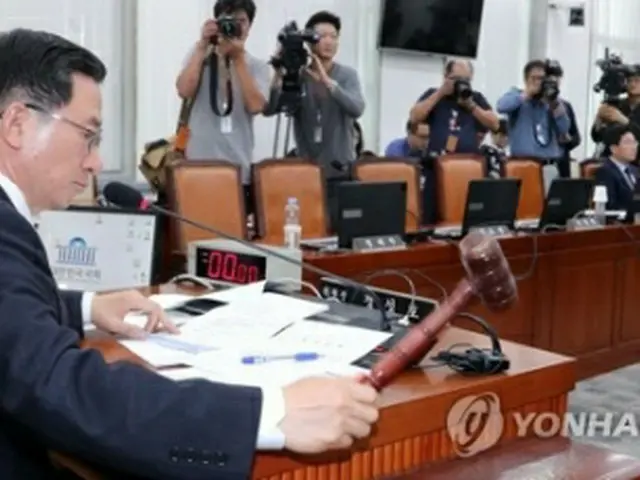 自由韓国党の所属議員らが退席した中、李氏の人事聴聞報告書が採択された＝３１日、ソウル（聯合ニュース）