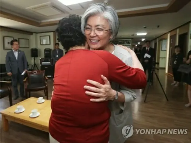 ナヌムの家で慰安婦被害者とあいさつする康氏＝２日、広州（聯合ニュース）