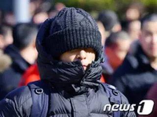 “大麻吸煙容疑”T.O.P（BIGBANG）、取材陣を避け6時間早く軍休暇から復帰＝韓国