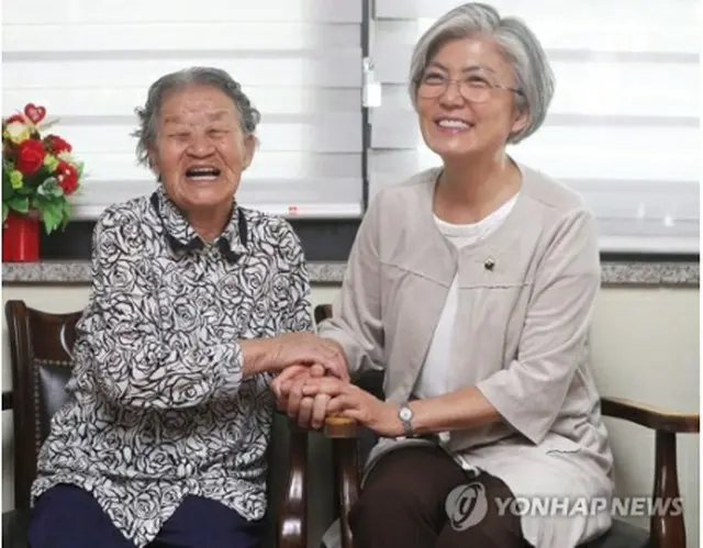 ナヌムの家を訪れ、慰安婦被害者と懇談する康氏（右）＝２日、広州（聯合ニュース）