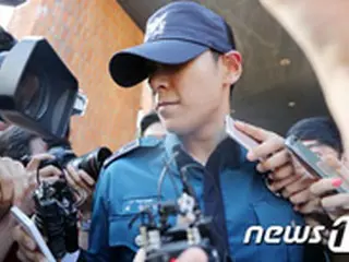 “大麻起訴”「BIGBANG」T.O.P、取材陣の質問にも無言のまま去る