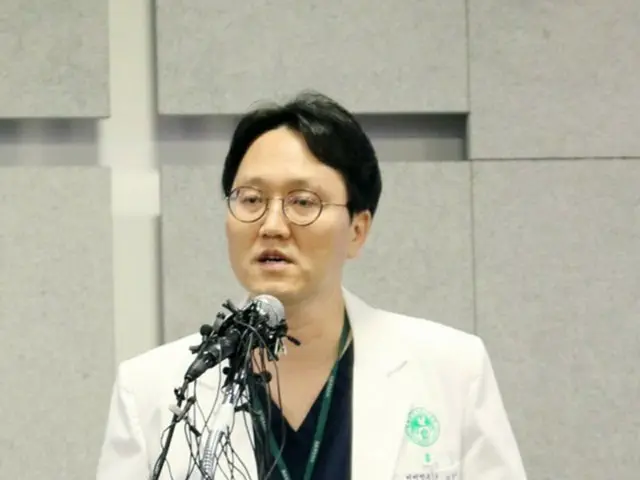 韓国の梨花女子大学校医科大学付属木洞病院のキム・ハンス広報室長らが、集中治療室で治療を受ける人気グループ「BIGBANG」T.O.P（29）の現状態について発表した。