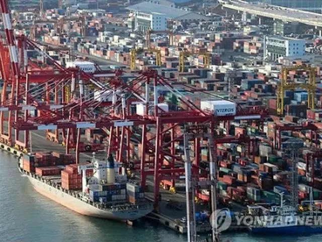 輸出入用のコンテナで埋まる釜山の港（資料写真）＝（聯合ニュース）