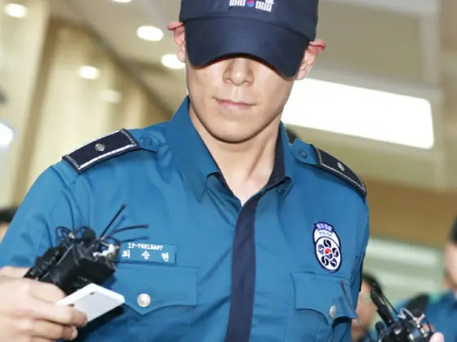 精神安定剤を大量に服用し、集中治療室で治療を受けていた「BIGBANG」メンバーのT.O.P（29）が、主治医の決定により9日に退院し、職位が解除されているため部隊ではなく自宅に戻りそうだ。（提供:news1）