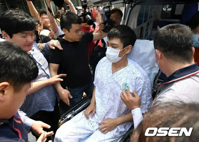 「BIGBANG」T.O.P（29）が9日午後2時30分ごろ、ソウル・梨花女子大学校医科大学付属木洞病院5階の集中治療室を出た。
