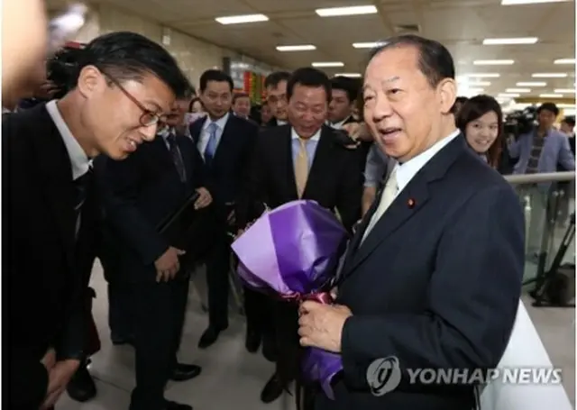 金浦空港に到着した二階氏（右）＝１０日、ソウル（聨合ニュース）