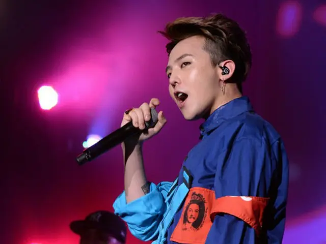韓国ボーイズグループ「BIGBANG」メンバーのG-DRAGONのソロツアーのステージに女性ファンが乱入するというハプニングがあった。（提供:news1）