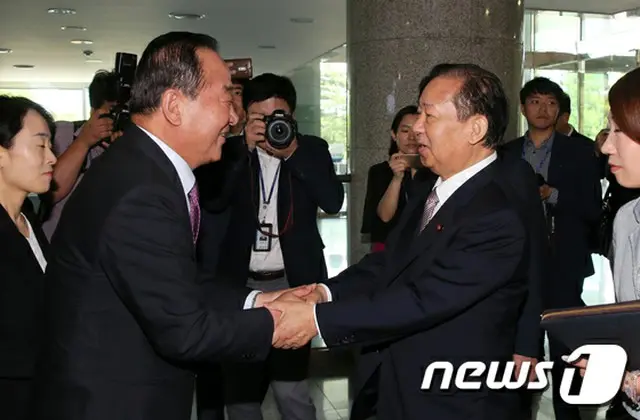 元韓日議員連盟会長であるソ・チョンウォン議員は12日、安倍晋三首相の特使として韓国を訪問している自民党の二階俊博幹事長に会い、「未来志向的日韓関係の発展に大きな役割を果たしてほしい」と伝えた。