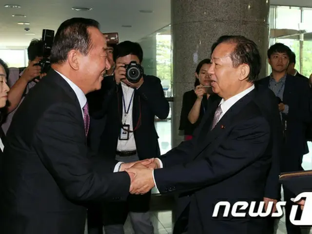 元韓日議員連盟会長であるソ・チョンウォン議員は12日、安倍晋三首相の特使として韓国を訪問している自民党の二階俊博幹事長に会い、「未来志向的日韓関係の発展に大きな役割を果たしてほしい」と伝えた。