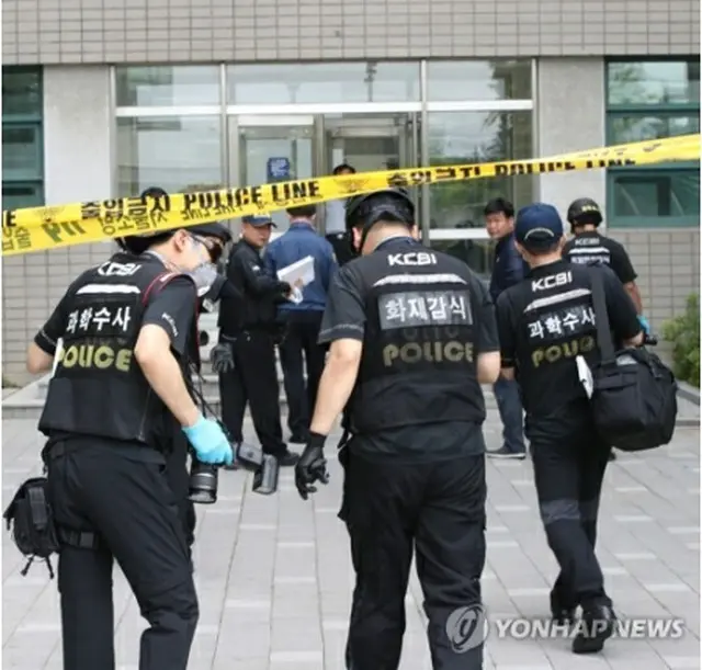 爆発のあった現場に向かう警察関係者ら＝１３日、ソウル（聯合ニュース）