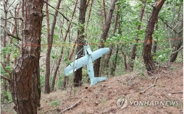 麟蹄郡の山地で９日に発見された小型の飛行体（韓国軍合同参謀本部提供）＝（聯合ニュース）