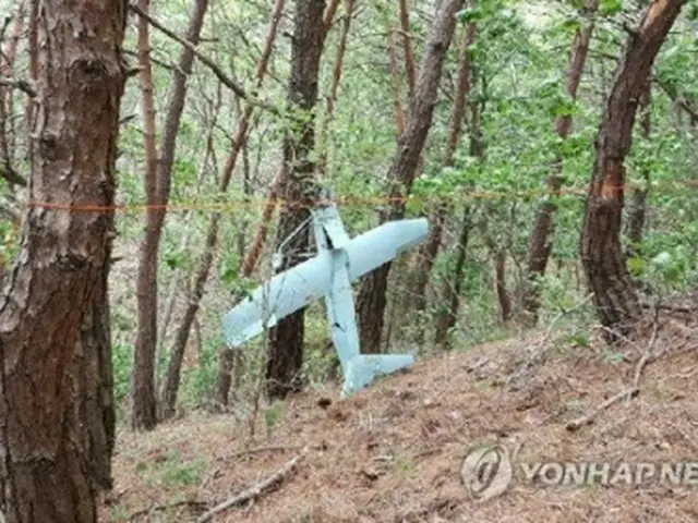 麟蹄郡の山地で９日に発見された小型の飛行体（韓国軍合同参謀本部提供）＝（聯合ニュース）