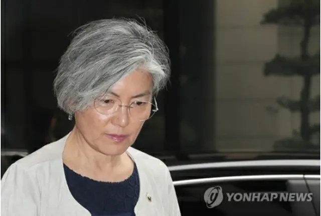 外交部近くにある事務所に入る康氏＝９日、ソウル（聯合ニュース）
