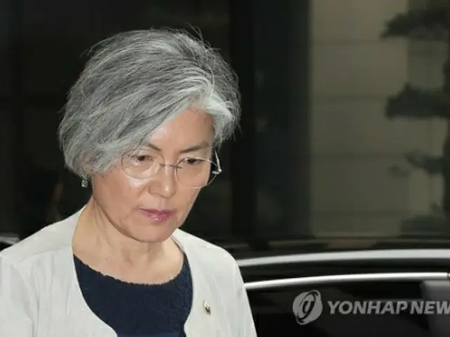 外交部近くにある事務所に入る康氏＝９日、ソウル（聯合ニュース）