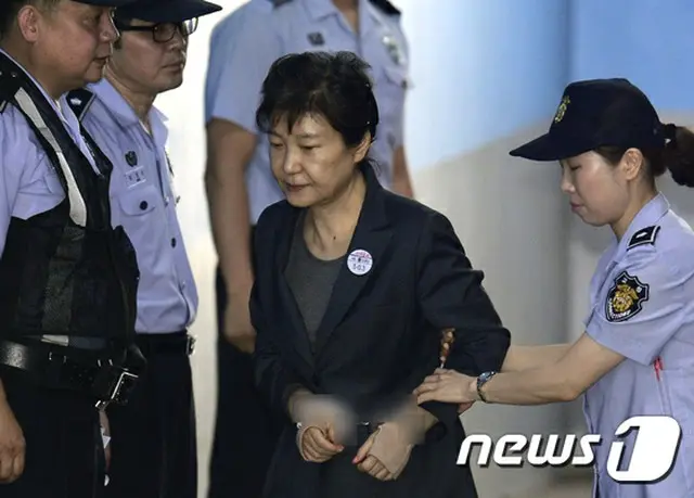 韓国前大統領の朴槿恵（パク・クネ）被告が15日午前、ソウル・瑞草区（ソチョグ）・ソウル中央地裁で開かれる“592億わいろ”関連の第17回公判に出席するため、姿を見せた。