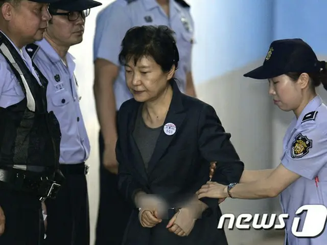 韓国前大統領の朴槿恵（パク・クネ）被告が15日午前、ソウル・瑞草区（ソチョグ）・ソウル中央地裁で開かれる“592億わいろ”関連の第17回公判に出席するため、姿を見せた。