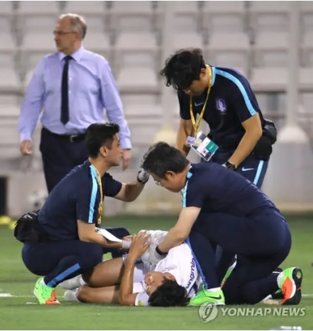 カタールとの試合中に倒れ、痛みを訴える孫興民＝（聯合ニュース）