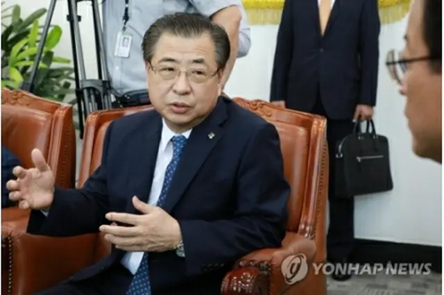 国会情報委員会室で発言する徐薫（ソ・フン）国家情報院長＝１５日、ソウル（聯合ニュース）
