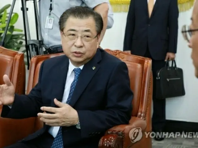 国会情報委員会室で発言する徐薫（ソ・フン）国家情報院長＝１５日、ソウル（聯合ニュース）