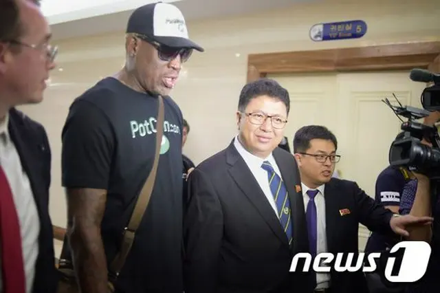 訪朝デニス・ロッドマン氏、金正恩委員長にトランプ大統領の著書をプレゼント