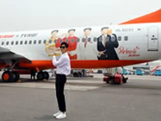 「東方神起」ユンホ、チェジュ航空のラッピング機乗って済州に＝韓国