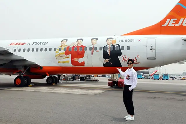 6月19日「東方神起」ユンホがSMエンタテインメントの済州ワークショップに行く前、自分の顔がラッピングされたチェジュ航空のラッピング機を背景に写真撮影をしている。