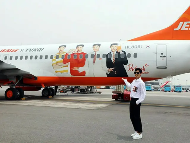 6月19日「東方神起」ユンホがSMエンタテインメントの済州ワークショップに行く前、自分の顔がラッピングされたチェジュ航空のラッピング機を背景に写真撮影をしている。