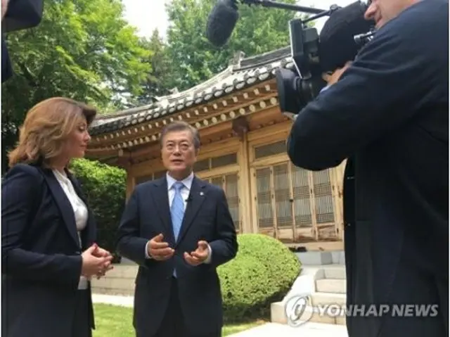 文在寅大統領は２０日、青瓦台（大統領府）で米ＣＢＳテレビのインタビューを受けた（青瓦台提供）＝２０日、ソウル（聯合ニュース）