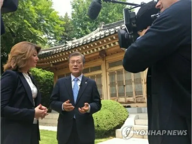 文在寅大統領は２０日、青瓦台（大統領府）で米ＣＢＳテレビのインタビューを受けた（青瓦台提供）＝２０日、ソウル（聯合ニュース）