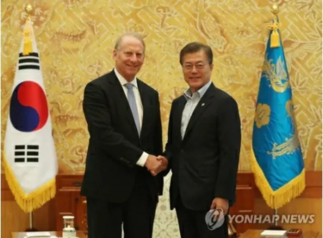 ハース氏（左）と握手する文大統領（青瓦台提供）＝２１日、ソウル（聯合ニュース）