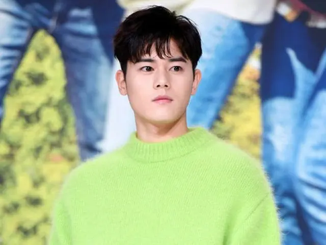韓国ボーイズグループ「ZE:A」メンバーとして活躍したキム・ドンジュンが、新しい所属事務所で活動を始める心境を語った。