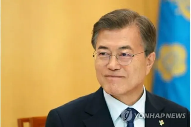 １９日に青瓦台で米ワシントン・ポスト紙のインタビューを受ける文大統領（青瓦台提供）＝（聯合ニュース）