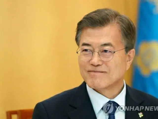 １９日に青瓦台で米ワシントン・ポスト紙のインタビューを受ける文大統領（青瓦台提供）＝（聯合ニュース）