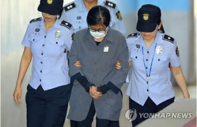 法廷に向かう崔順実被告＝２３日、ソウル（聯合ニュース）