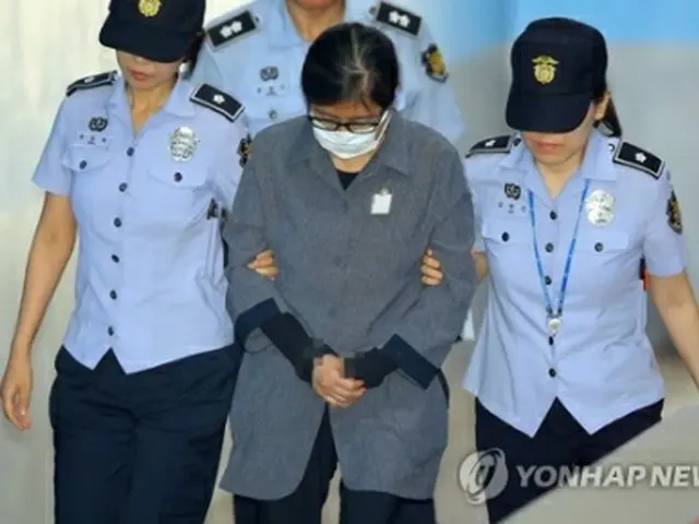 法廷に向かう崔順実被告＝２３日、ソウル（聯合ニュース）