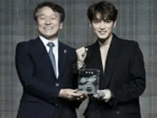 ［写真］ＪＹＪジェジュンさんに感謝状　韓国観光公社