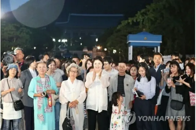 記念イベントで市民と共に拍手する文大統領夫人の金正淑氏（前列中央）＝２６日、ソウル（聯合ニュース）