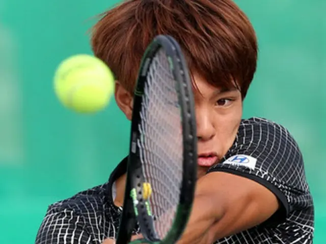 韓国男子テニスの期待の星イ・ドクヒ（19、世界ランキング147位）とクォン・スンウ（20、192位）がメジャー大会ウィンブルドンに挑戦したが、共に予選敗退した。写真はイ・ドクヒ。（提供:news1）
