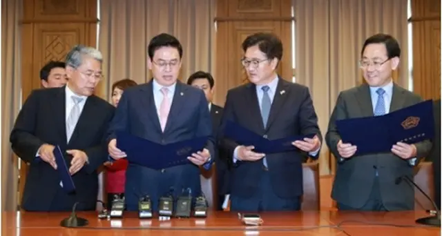 合意を発表する各党の院内代表。左から金東チョル氏、鄭宇沢氏、禹元植氏、朱豪英氏＝２７日、ソウル（聯合ニュース）