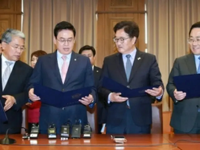 合意を発表する各党の院内代表。左から金東チョル氏、鄭宇沢氏、禹元植氏、朱豪英氏＝２７日、ソウル（聯合ニュース）