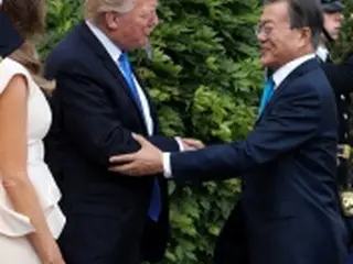 韓米首脳が笑顔で４秒間の初握手　始終「和気あいあい」