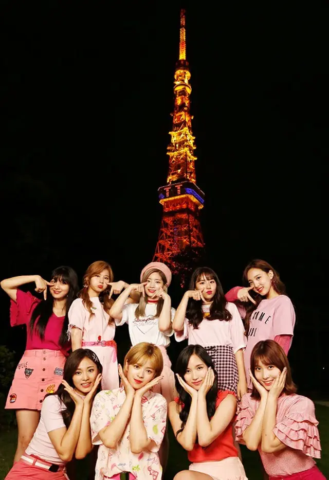 アジアを代表する9人組ガールズグル―プ「TWICE」が、6月28日（水）に、いきなりベストアルバム「＃TWICE」で、待望の日本デビューを飾った。（オフィシャル）