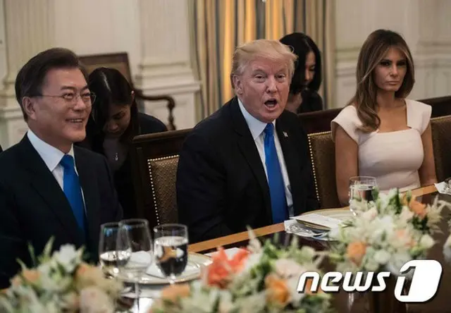 ドナルド・トランプ米大統領が29日（現地時間）、韓国の文在寅（ムン・ジェイン）大統領夫妻の米国訪問を歓迎する夕食会の日程が予定より35分遅れて終了した。（提供:news1）