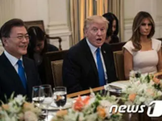 韓米大統領、初対面…夕食会は予定より35分遅れで終了