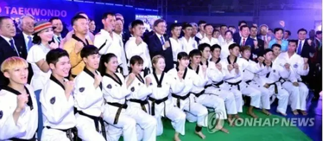 ワールドテコンドー世界選手権大会の開会式に参加した韓国と北朝鮮の演武団＝２４日、茂朱（聯合ニュース）