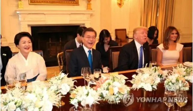 ホワイトハウスで夕食会に臨む韓米首脳夫妻＝２９日、ワシントン（聯合ニュース）